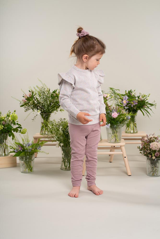 Vakker lilla genser og bukse til barn, kl챈r fra Gullkorn Design