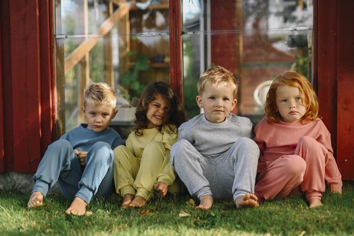 Barnekl챈r fra Gullkorn Design, fire barn som viser kl챈r